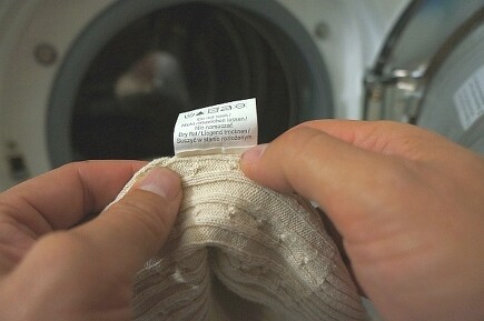Ein Blick auf das Pflegeetikett vorm Waschen erspart manches Ärgernis. Ein Blick auf das Pflegeetikett vorm Waschen erspart manches Ärgernis.
